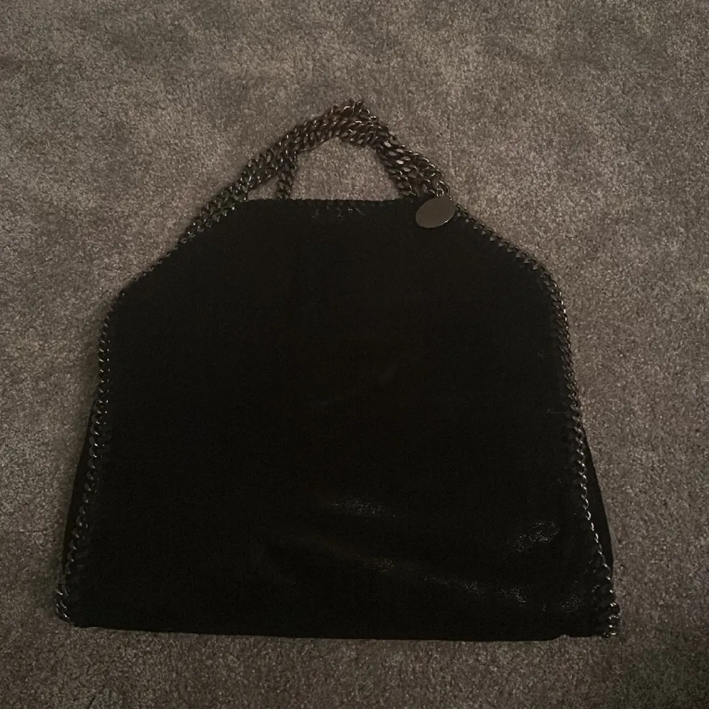 Det är en svart äkta Stella McCartney väska,gjord i Italien och är i väldigt bra skick. Väskor.