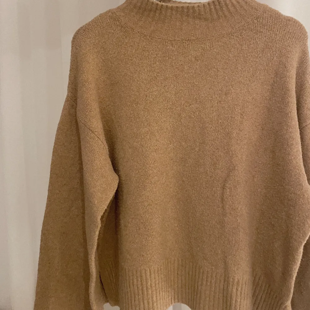 Brun stickad tröja från pull&bear, använd enstaka gånger🤍 Nypris: 399kr. Tröjor & Koftor.