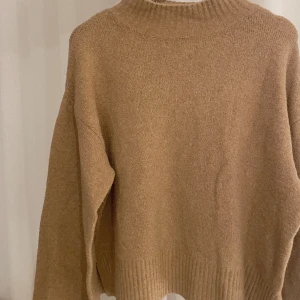Stickad tröja 🤍 - Brun stickad tröja från pull&bear, använd enstaka gånger🤍 Nypris: 399kr