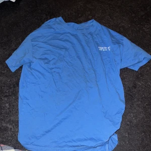 Blå töja  - Blå t-shirt 