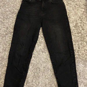 Jeans - Stretchiga jeans från Gina Tricot i storlek 42 Knappt använda, inga skador Jag är ca 165-166 cm 💗💗