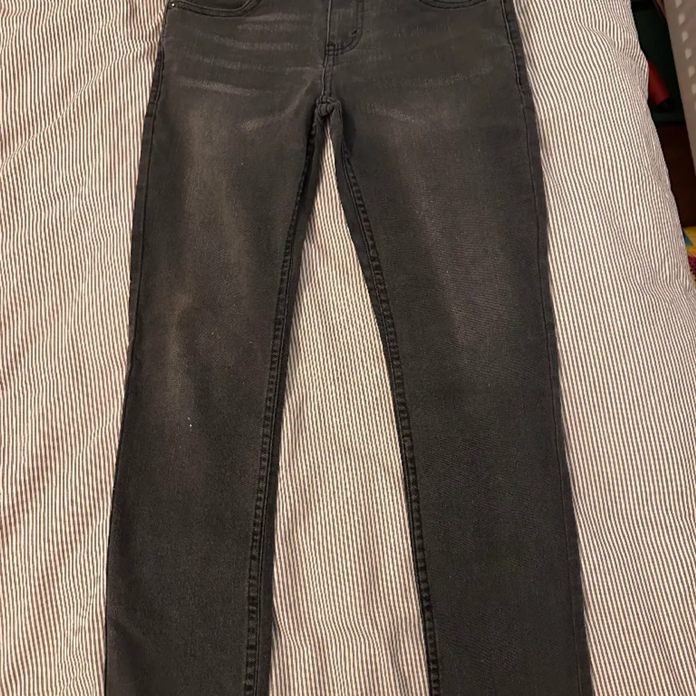 Säljer dessa grå/svarta Levis jeans i modellen 512 slim taper 10a junior( skicket är 8/10 ). Hör av er vid fler frågor och bilder. Priset kan diskuteras vid snabb affär . Jeans & Byxor.