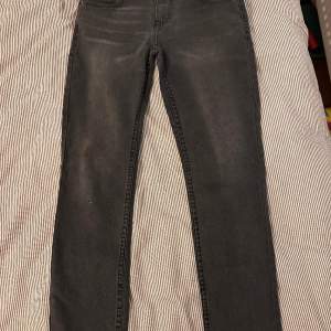 Säljer dessa grå/svarta Levis jeans i modellen 512 slim taper 10a junior( skicket är 8/10 ). Hör av er vid fler frågor och bilder. Priset kan diskuteras vid snabb affär 
