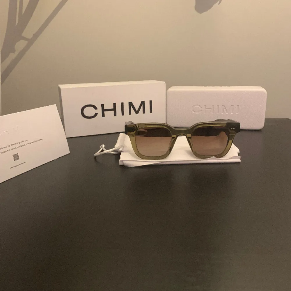 ✨Säljer dessa Chimi 04 solglasögon i färgen grön✨Dom är nästan helt nya och väldigt sparsamt andvända. Alla boxar, dukar samt påsar följer med☀️ . Övrigt.
