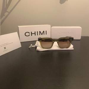 ✨Säljer dessa Chimi 04 solglasögon i färgen grön✨Dom är nästan helt nya och väldigt sparsamt andvända. Alla boxar, dukar samt påsar följer med☀️ 