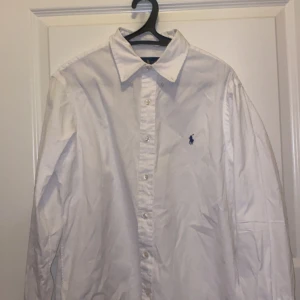 Ralph Lauren skjorta  - Ralph Lauren skjorta! Färg vit!  Passar  L Skick 9/10