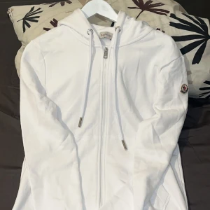 Moncler kofta - Du förtjänar det bästa, och det är precis vad du får med Moncler-koftan. Den är inte bara en tröja, utan en känsla av lyx och självförtroende som följer med varje användning.  Nytt skick väldigt omhändetgen men måste rensa garderoben/ liten på mig