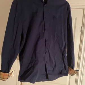 BRBRRY skjorta - Tja! Säljer denna tvär feta BRBRRY skjorta i navy blå. XL men kan också ha L. DM för fler frågor