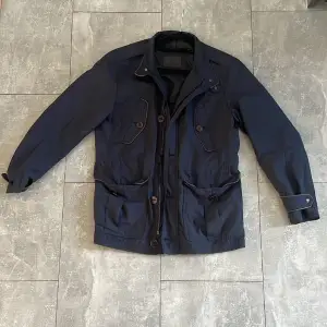 Massimo Dutti Fieldjacket i super skick! - Storlek M - Modellen i bilden är 180 cm - Nypris 1300kr, mitt pris 399kr (går att diskuteras vid snabb affär 