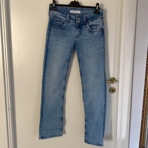 Pepe jeans - Skit snygga Pepe jeans i ljusblå färg. Skit snygga fickor där bak och är jätte bekväma!❤️ tyvärr har jag växt ut dessa även fast jag älskar dom. Kommer såklart nytvättad.(Skriv gärna privat om du känner dig intresserad💋)