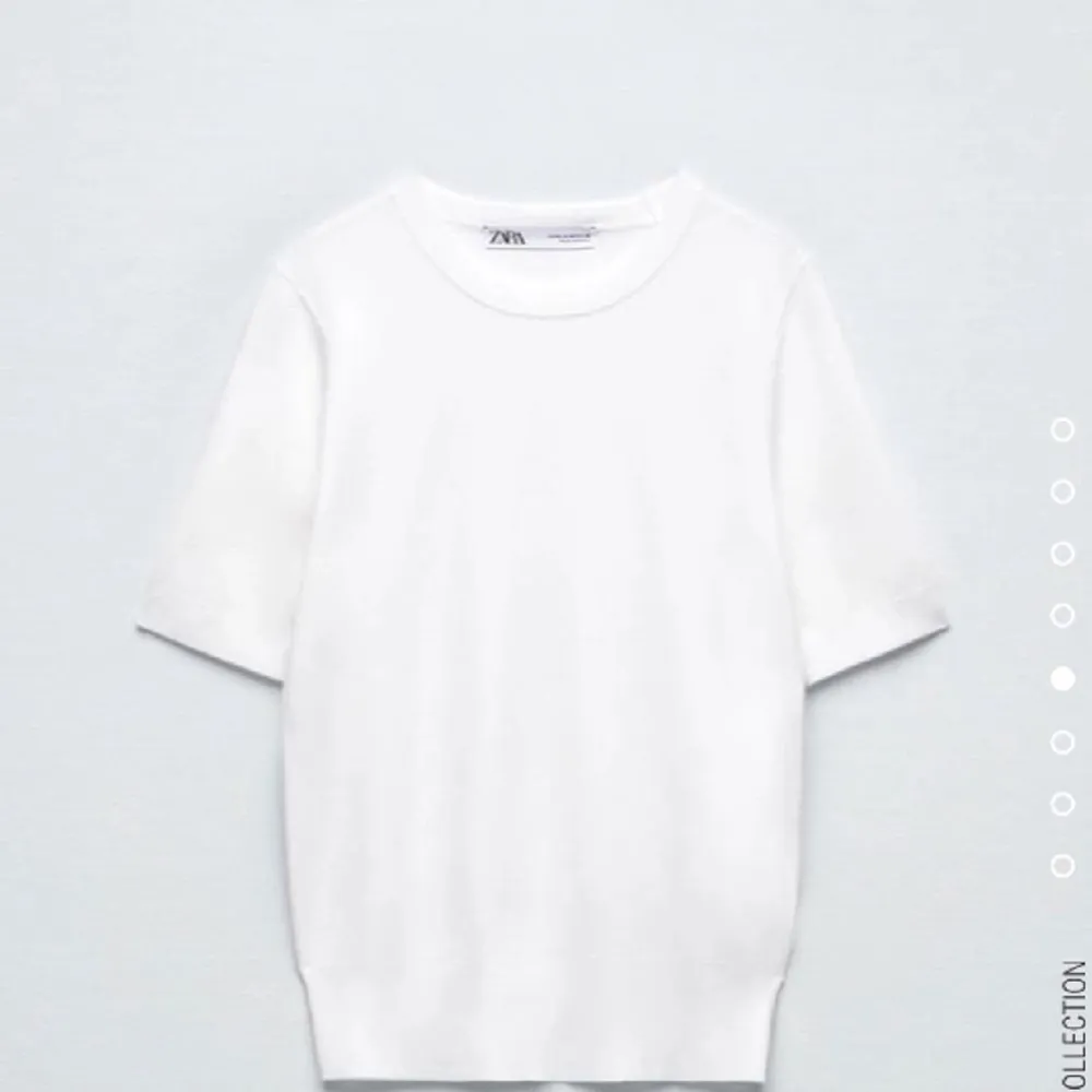 Finstickad t-shirt från Zara i vit! Storlek L men passar mig perfekt som har S. Knappt använd!💞 lånade bilder. Stickat.