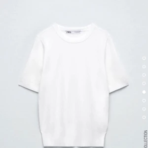Stickad tröja - Finstickad t-shirt från Zara i vit! Storlek L men passar mig perfekt som har S. Knappt använd!💞 lånade bilder