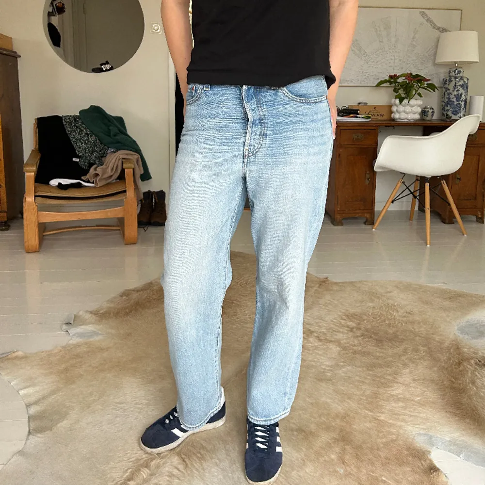 Levis ribcage straight jeans i strl 28 (eu 36). Tjejen på bilden är 170 cm lång och har normalt strl 36 i jeans, de är som man ser på bilderna något korta och små för henne!  Jeansen är i superfint skick, orginalpris: 1300 kr  Säljer mkt mer just nu!. Jeans & Byxor.