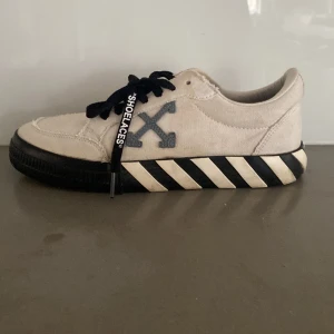Off-White skor vulcanized  - Off-White skor storlek 40. De svarta snöret är ej original men har originalet fortfarande. Pris kan diskuteras 