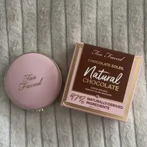 Finaste too faced bronzer i nyansen Caramel Cocoa, luktar choklad o vanilj, den är i största modellen  Helt oanvänd, köptes igår med kvitto kvar från Sephora 