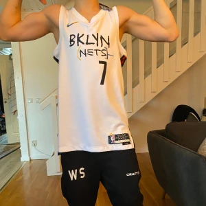 Durant tröja - brooklyn nets tröja med kevin durant på ryggen, ny pris är 999 på nikes hemsida oanvänd, säljer för att jag utsatt för bedrägeri och fick behålla tröjan.