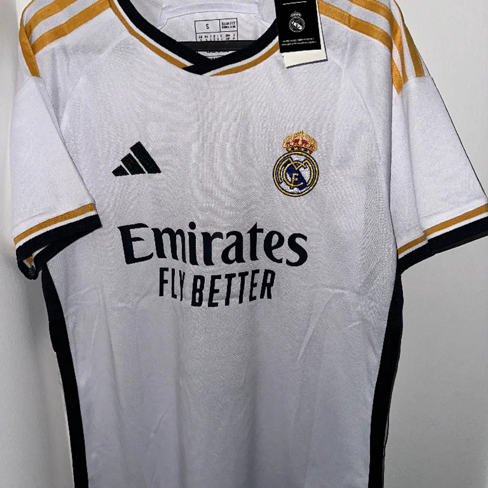 2023/2024 Real Madrid hemma fotbollströja i storlek S  kan även frakta den om det behövs. Kontakta gärna mig om du har några frågor. T-shirts.