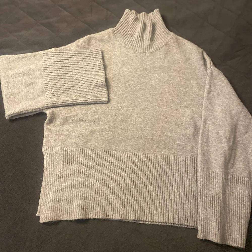 Säljer min helt nya gråa stickade tröjan från Gina Tricot!😍Helt ny då jag aldrig använt den då jag ångrade mig när jag redan tagit av lappen och den går därför inte att lämna tillbaka, säljer därför här🩷 Jättemjuk, nypris: 359 kr där av priset❣️. Stickat.