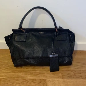 GUESS - Handväska  - Små defekter här och där som syns inte Längre bälte för om man vill ha cross body