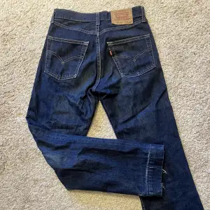Mörkblå Levis jeans i storlek 30/32. Säljer pga att de tyvärr är för små 💗