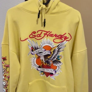 Ed hardy hoodie - Säljer gul ed Hardy hoodie. Använd en gång då jag inte tyckte det var min färg. 💕