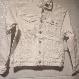 Vit jeans jacka - Vit jeans jacka i bra skick, lite skrynkilg men de är enkelt att fixa. 