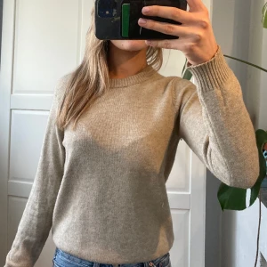 Tröja från Vila - Jättesnygg stickad tröja från Vila! Har typ aldrig använt den därför jag sälja vidare💓. Skriv om fler bilder eller mer information. 
