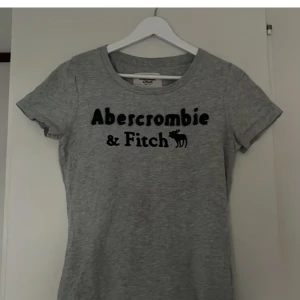 T shirt - (Tryck inte på köp nu direkt) säljer en likadan i marinblå samt jeansen, kolla gärna min profil❤️storlek M men passar även S