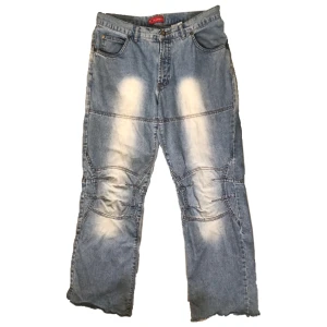 Jeans - Jeans i bra skick förutom att de är lite slitna längst ner. Bra längd på mig som är 167cm💕 