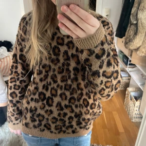 Snygg leopard tröja - Leopard mönstrad stickad tröja i strl 158/164 men skulle säga att den passar större💗