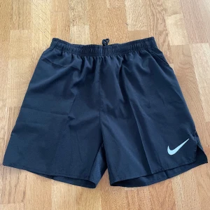 Nike shorts  - Säljer mina helt oanvända nike shorts pågrund av att de är för små. Det är bra material med 2 vanliga fickor och en på baksidan för telefonen. Skriv vid funderingar!!! 