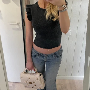 Zara topp - Säljer denna fina toppen som inte säljs längre i så fin urtvättad grå färg, 10/10 skick ❣️ 