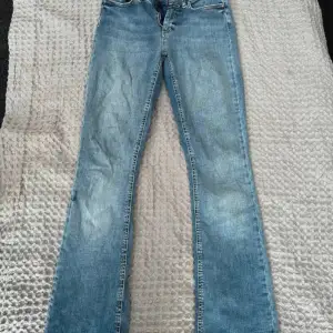 Hej🩷 säljer mina supersnygga lågmidjade blå washed jeans köpta här På plick för ca 3 månader sedan. Säljer pga att de inte används💘. Jeansen är i storlek S/32 motsvarar ish 26/32 eller 34. Jeansen har ett hål som ni ser på bild 3💘💘💘💘