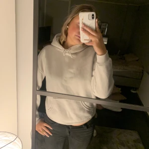 Vit hoodie - Säljer denna vita hoodie från bikbok