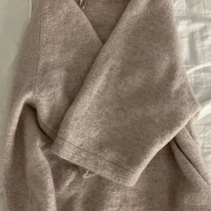 &otherstories tröja - Säljer denna & otherstories tröja i storlek S pga att den inte kommit till användning. Bra skick. Köpt för 700 ungefär. 