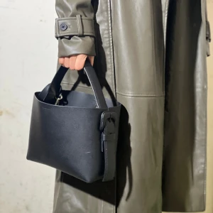 Arket väska  - Arket väska i äkta läder. Nypris 2000kr felfri använd fåtal gånger. Pris, går inte lägre än 1200