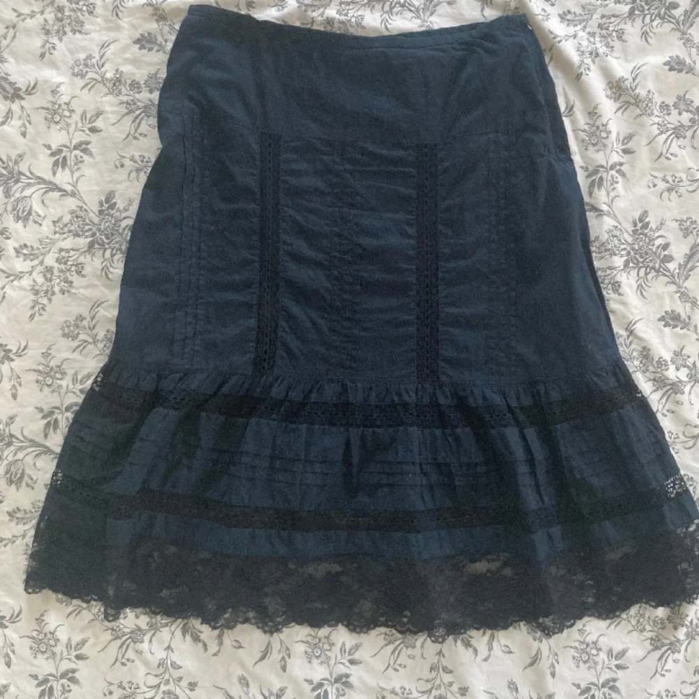 En längre kjol från Vero Moda perfekt som underkjol eller som den är med spets, t ex för gothic lolita 💕 Den är inte så stretchig, men har en dragkedja på sidan av midjan! Säljer då den inte längre är min stil 💕Använd ett fåtal gånger i perfekt skick. Kjolar.
