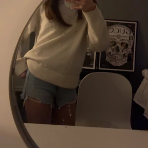 jeans shorta - snygga från zara, stora i storlken så passar upp till 158 i st, är 15 år o har passat mig fram tills i år