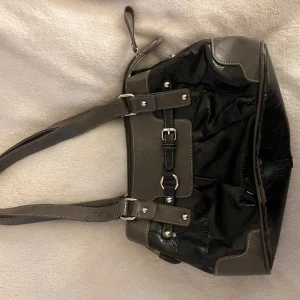 De monte - Säljer denna as snygga de monte väska, det är en märkesvarans och original pris ligger på ungefär 1000kr+. Skriv privat för fler bilder och mer information.💞