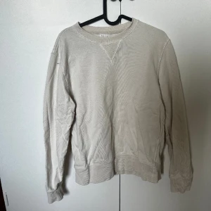 Sweatshirt - Säljer min sweatshirt från arket då den inte passar mig som jag vill längre! Jättefin och i jättefint skick! Storlek S