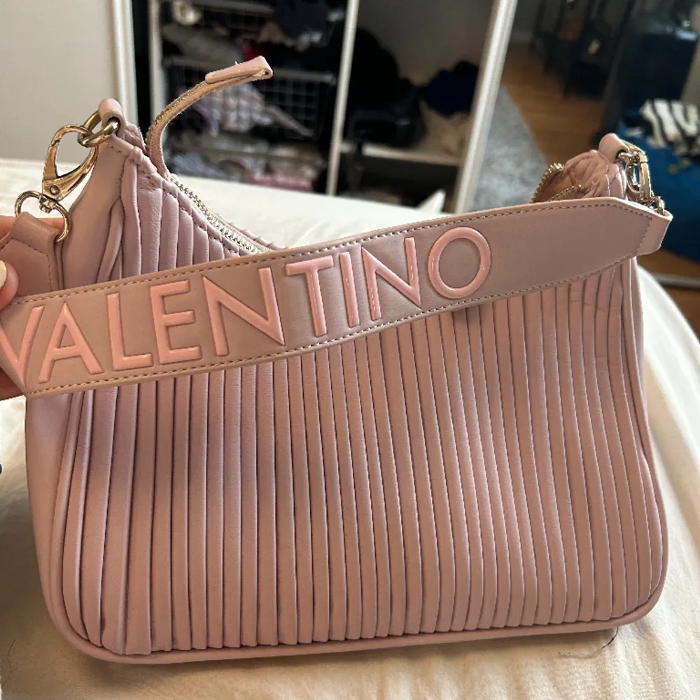 En rymlig och snygg rosa valentino väska. Använd 1/2 gånger så skicket är som nytt. Köpt från Zalando . Väskor.