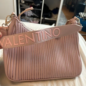 Valentino väska - En rymlig och snygg rosa valentino väska. Använd 1/2 gånger så skicket är som nytt. Köpt från Zalando 