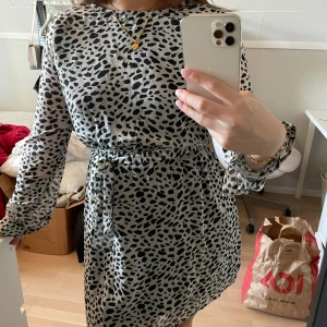 Prickig klänning från NAKD - Långärmad mesh-klänning i dalmatinprint från NAKD. 