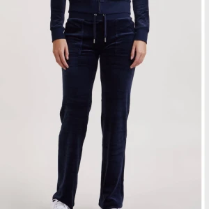 Juicy Couture Byxor - Säljer nu mina marinblåa juicy couture byxor i storlek S. Använda ett fåtal gånger så dem är i väldigt bra skick. Nypriss 1100kr