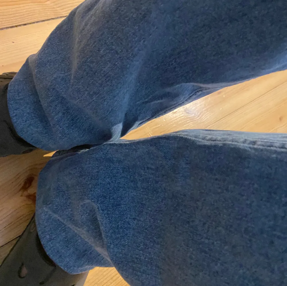 Helt nya Jeans från junkyard i storlek M! de är endast prövade och säljs pågrund av att jag köpte två storlekar. De är lite långa på mig som är 165 men som syns på sista bilden brukar jag vika upp de vilket funkar super! Nypris 500kr💗. Jeans & Byxor.