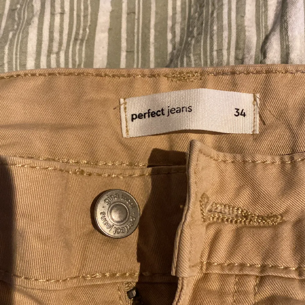 Low Waits cargo jeans från Gina tricot, Lite svarta fläckar längst ner på byxorna men skulle inte säga att det är något man fokuserar på, Innerbenslängd: 76cm Midjemått: 37x2cm. Jeans & Byxor.