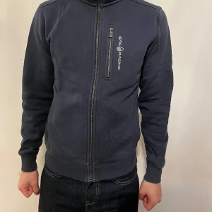 Sail racing kofta, ny skick - Marin blå sail racing kofta ny skick! Storlek S passar Xs oxå köp för 1500kr mitt pris 900kr pris går att diskuteras vid snabbaffär