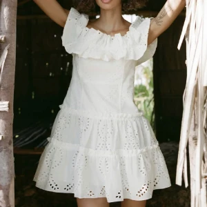 Söt zara klänning  - Söt klänning från zara. På lappen står det storlek XL men den är väldigt liten i storleken så skulle säga att den passar m-l. Endast använd vid ett tillfälle. Köpt för 600kr och den finns inte kvar på hemsidan.