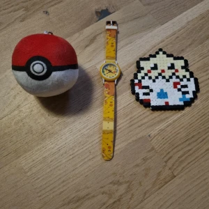 Pokemon saker  - Fint skick använda få gånger. Klockan behöver nytt batteri. 