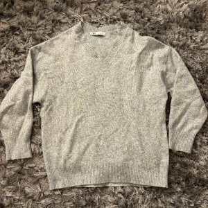 Stickad tröja - Grå stickad tröja från Zara, lite nopprig men ändå i fint skick. Säljes pga jag inte använder den längre🥰 Storlek M men passar mig som vanligtvis har S!